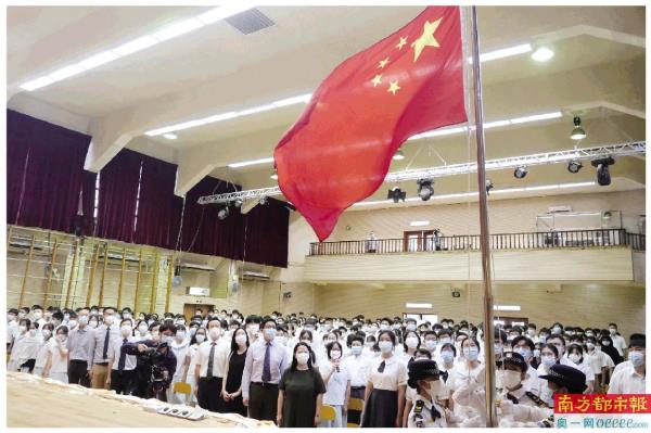 中学生在香港学习课程